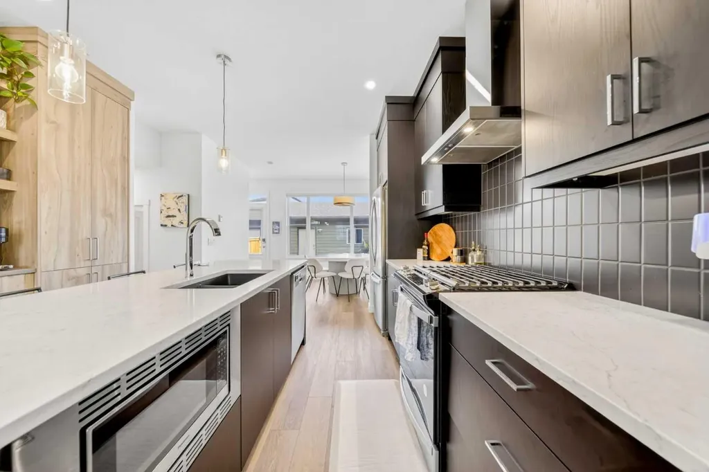 564 Rowmont Boulevard NW Calgary AB T3L 0L6