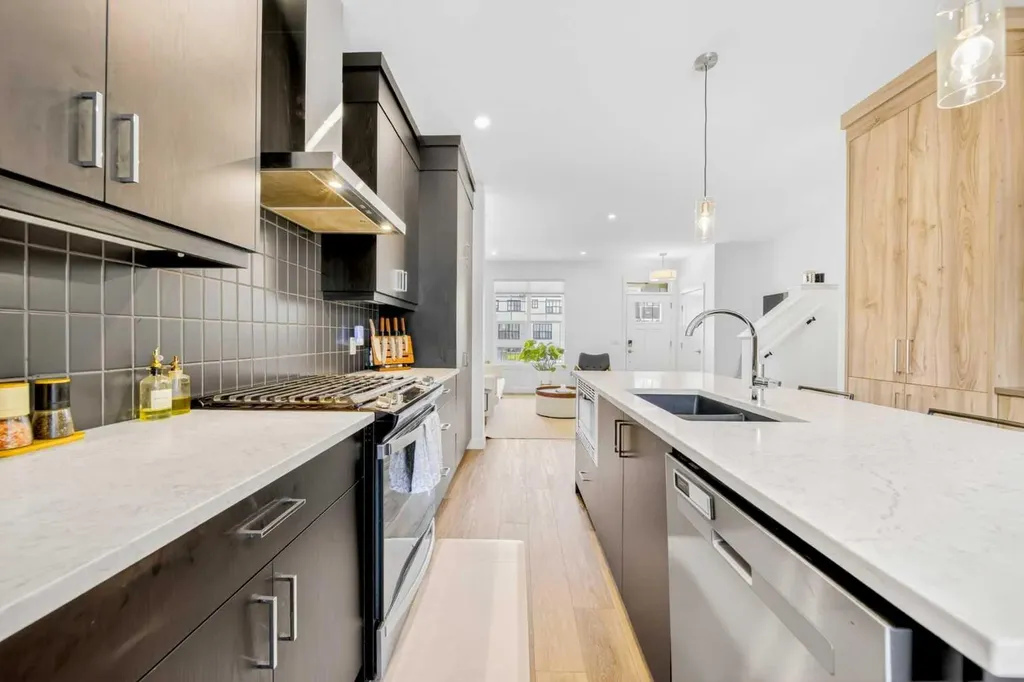 564 Rowmont Boulevard NW Calgary AB T3L 0L6