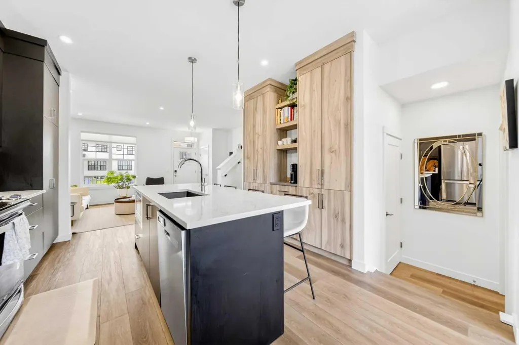 564 Rowmont Boulevard NW Calgary AB T3L 0L6