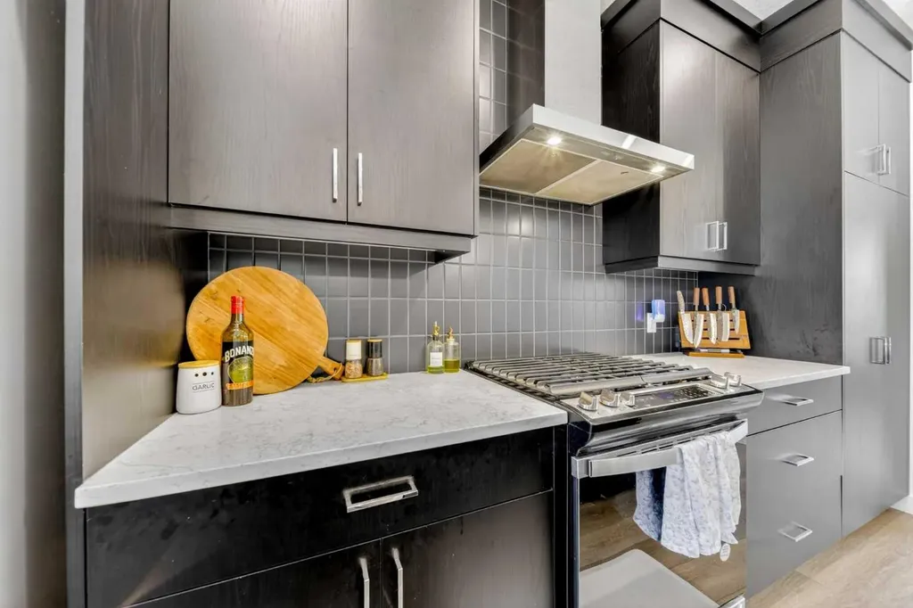 564 Rowmont Boulevard NW Calgary AB T3L 0L6