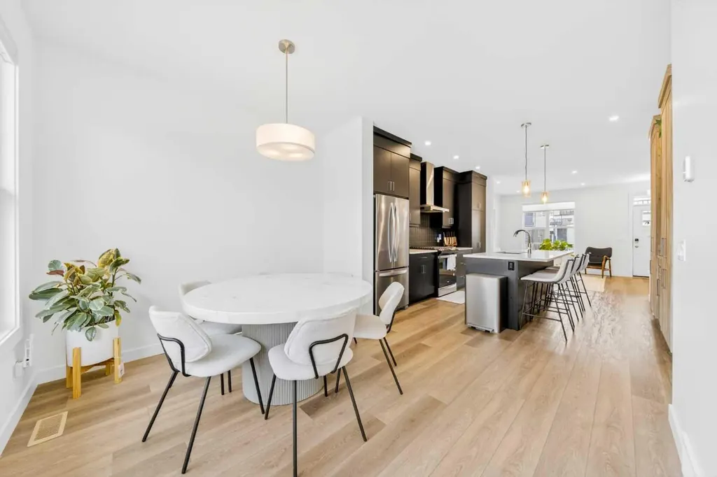 564 Rowmont Boulevard NW Calgary AB T3L 0L6
