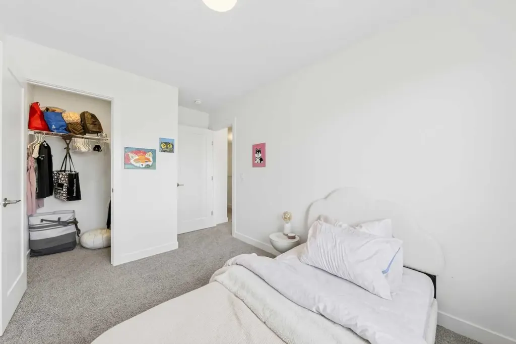 564 Rowmont Boulevard NW Calgary AB T3L 0L6