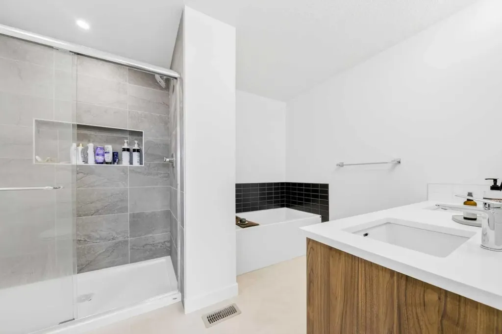 564 Rowmont Boulevard NW Calgary AB T3L 0L6