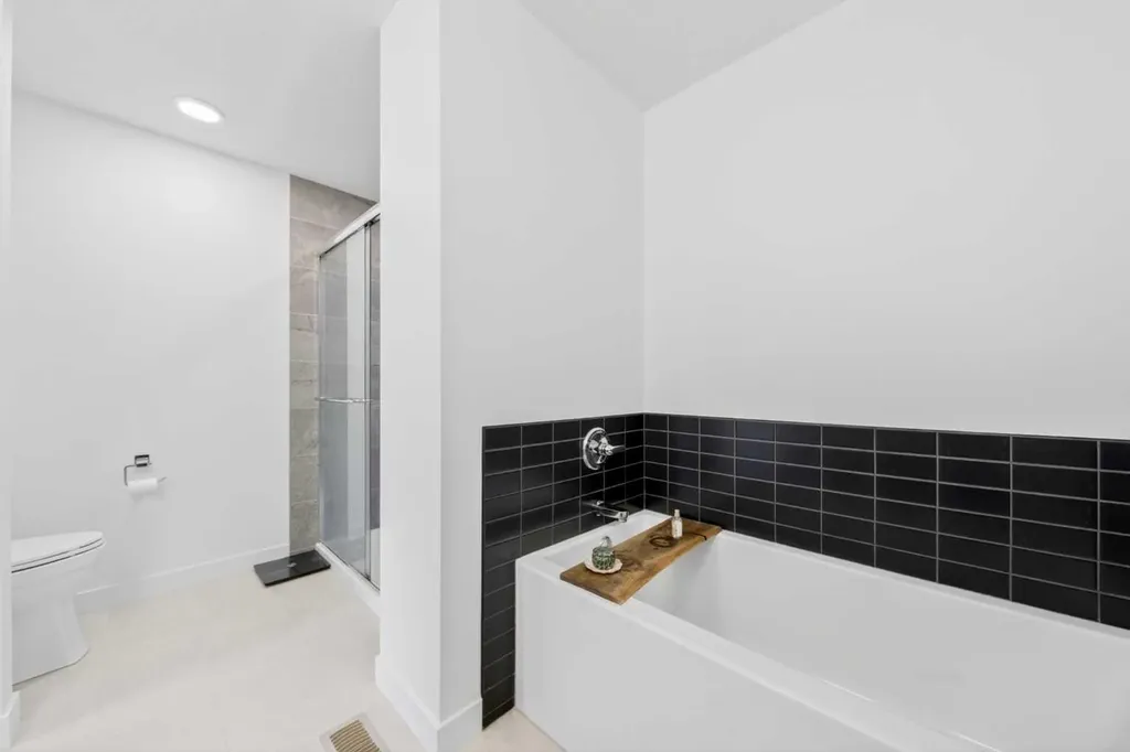 564 Rowmont Boulevard NW Calgary AB T3L 0L6