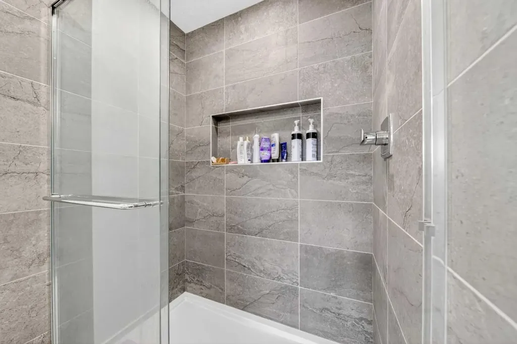 564 Rowmont Boulevard NW Calgary AB T3L 0L6