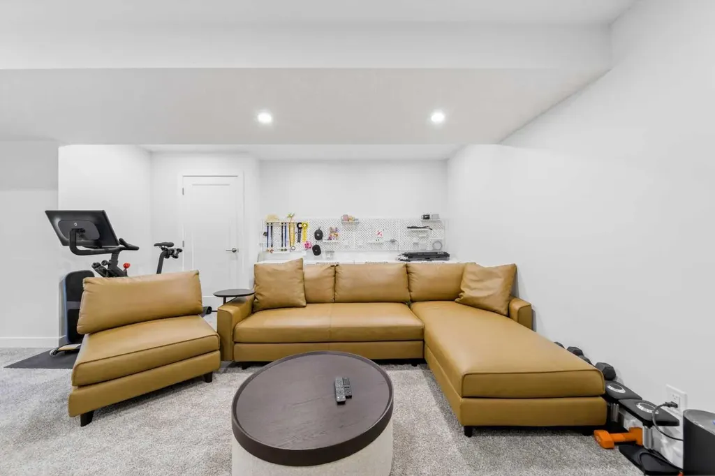 564 Rowmont Boulevard NW Calgary AB T3L 0L6