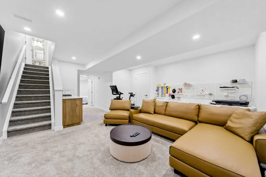 564 Rowmont Boulevard NW Calgary AB T3L 0L6