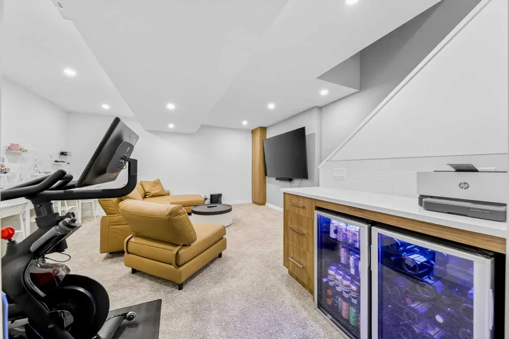 564 Rowmont Boulevard NW Calgary AB T3L 0L6