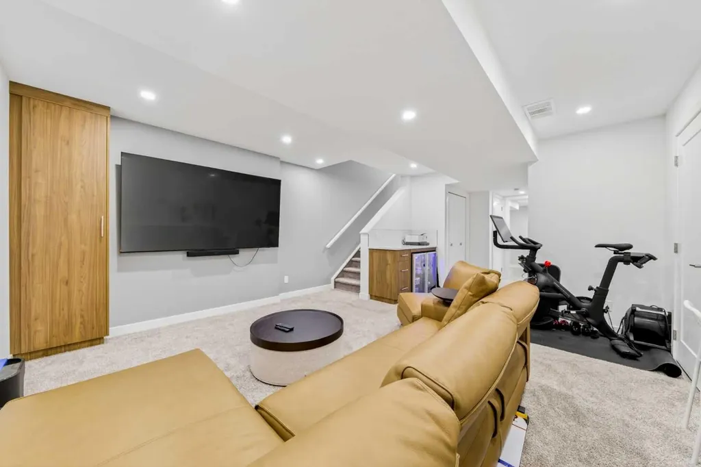 564 Rowmont Boulevard NW Calgary AB T3L 0L6