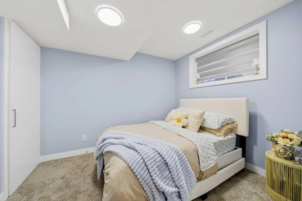 564 Rowmont Boulevard NW Calgary AB T3L 0L6