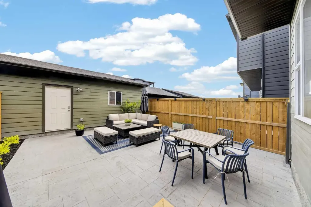 564 Rowmont Boulevard NW Calgary AB T3L 0L6