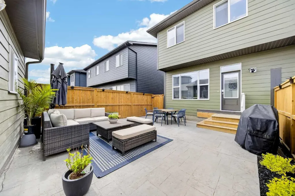564 Rowmont Boulevard NW Calgary AB T3L 0L6
