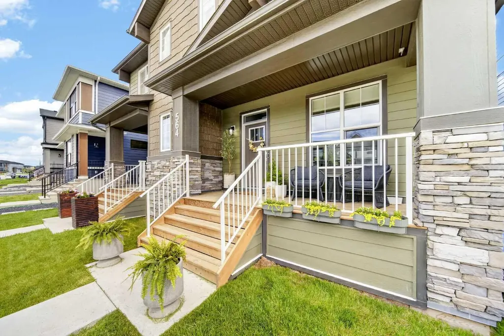564 Rowmont Boulevard NW Calgary AB T3L 0L6