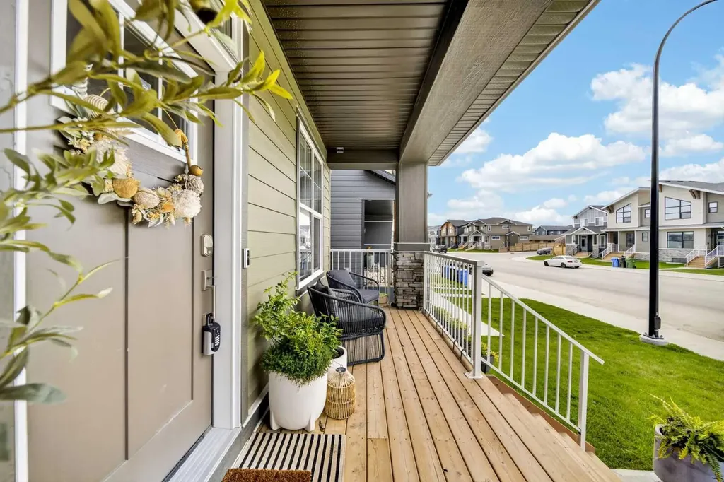 564 Rowmont Boulevard NW Calgary AB T3L 0L6