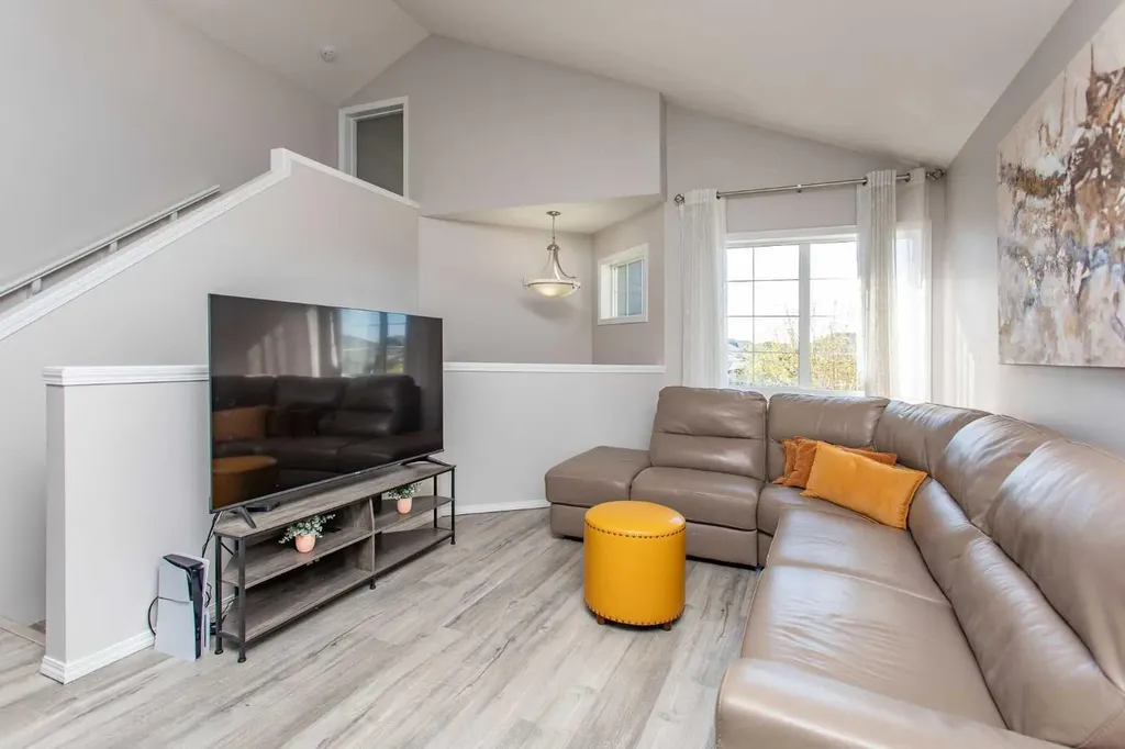 242 Viscount Drive Red Deer AB T4R0M7