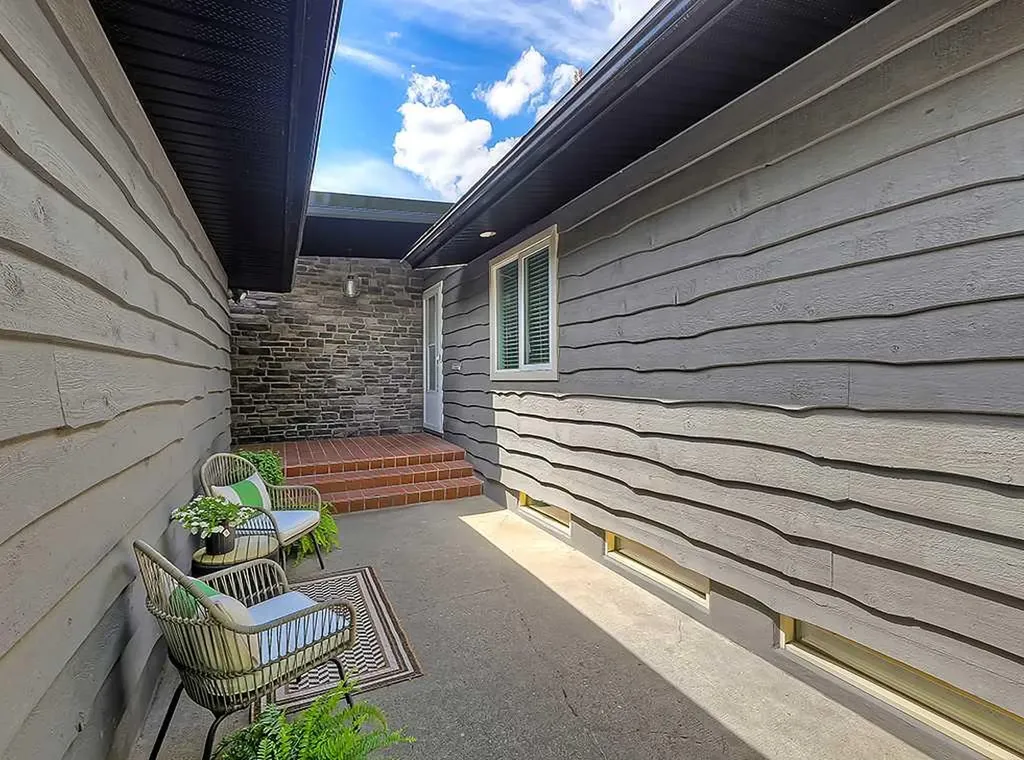 907 Kerfoot Crescent SW Calgary AB T2V2M8