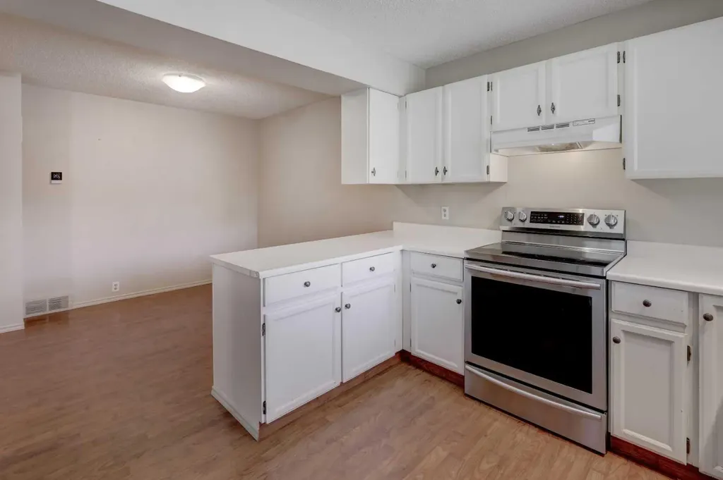 82 Point Drive NW Calgary AB T3B 5B3