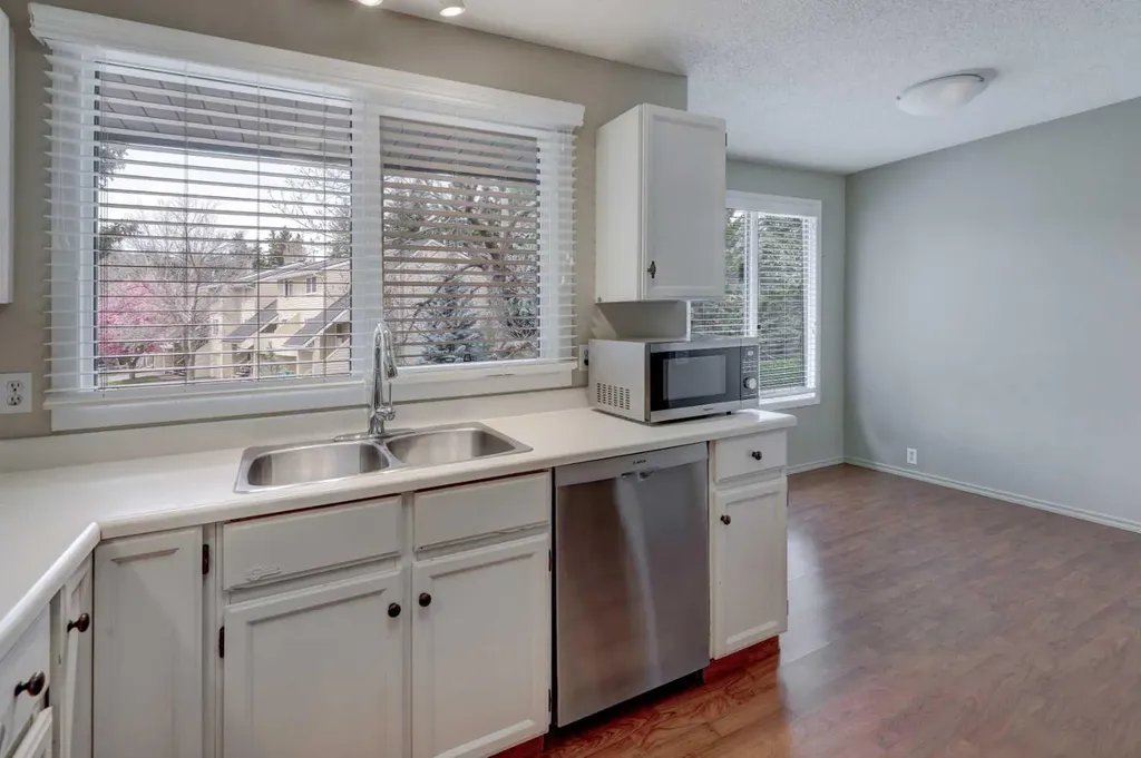 82 Point Drive NW Calgary AB T3B 5B3