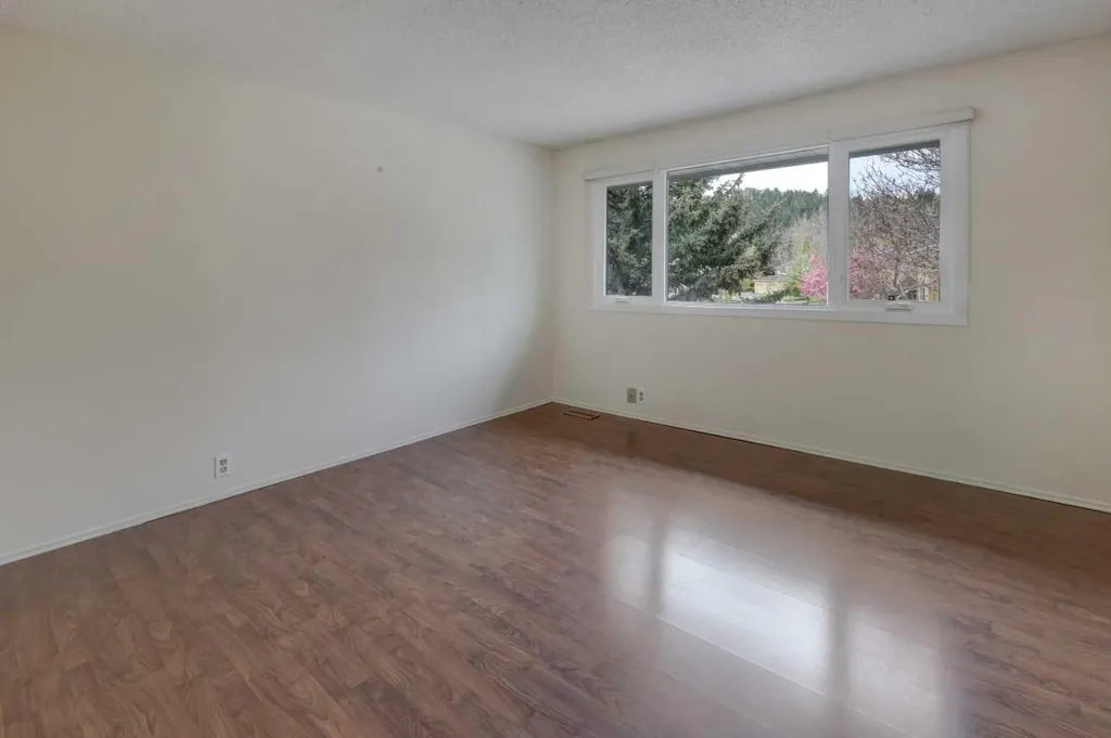 82 Point Drive NW Calgary AB T3B 5B3