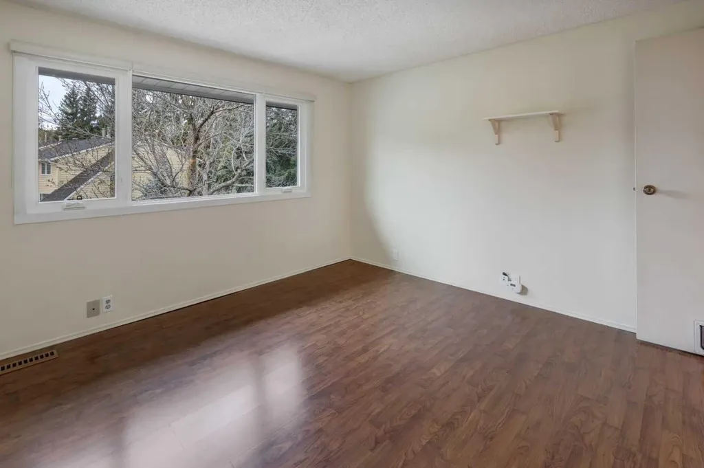 82 Point Drive NW Calgary AB T3B 5B3