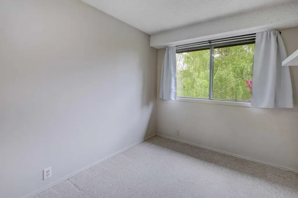 82 Point Drive NW Calgary AB T3B 5B3