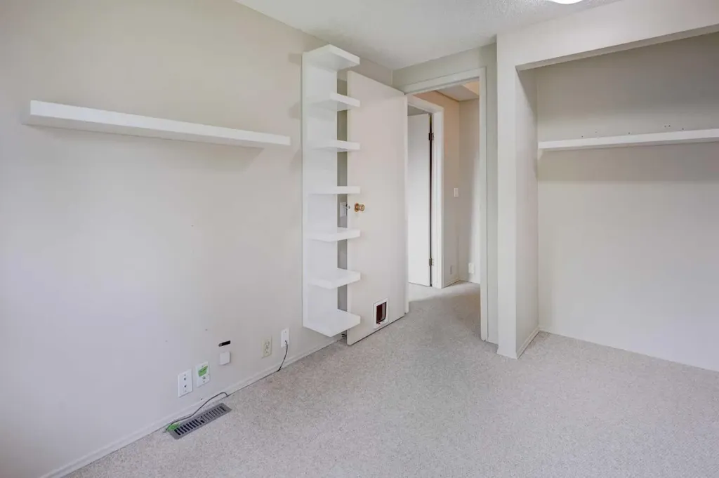 82 Point Drive NW Calgary AB T3B 5B3