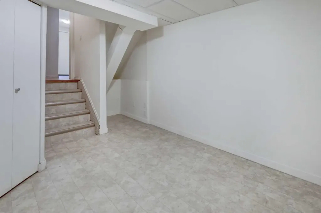 82 Point Drive NW Calgary AB T3B 5B3