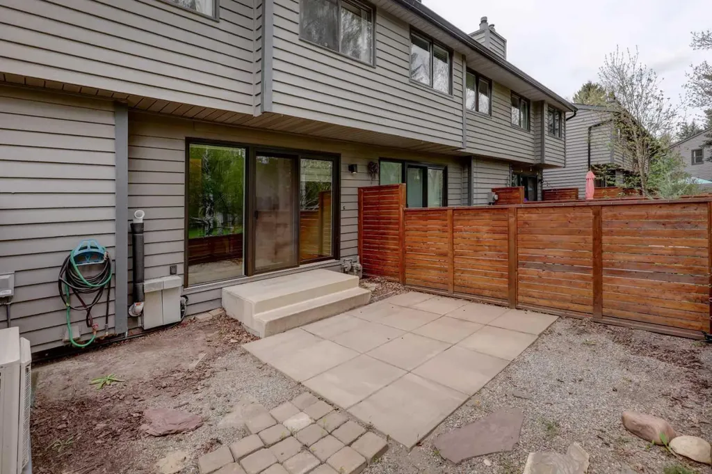 82 Point Drive NW Calgary AB T3B 5B3