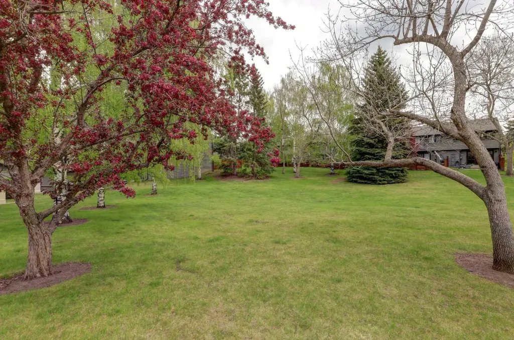 82 Point Drive NW Calgary AB T3B 5B3