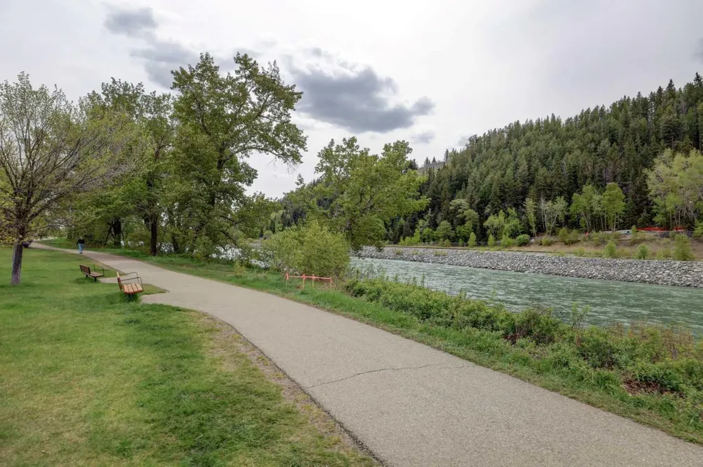 82 Point Drive NW Calgary AB T3B 5B3