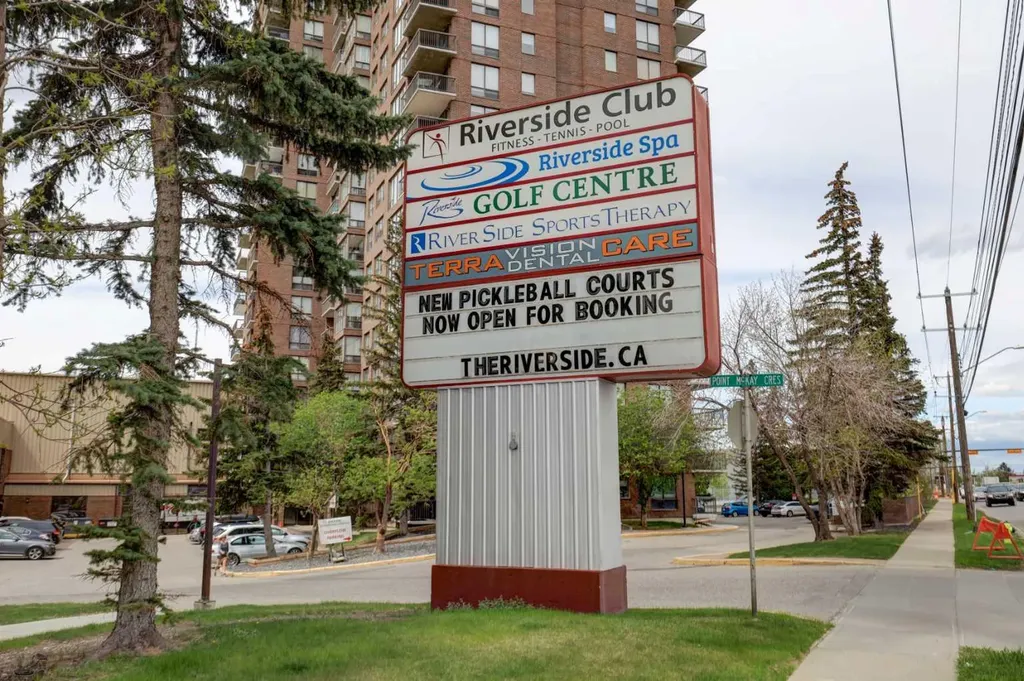 82 Point Drive NW Calgary AB T3B 5B3