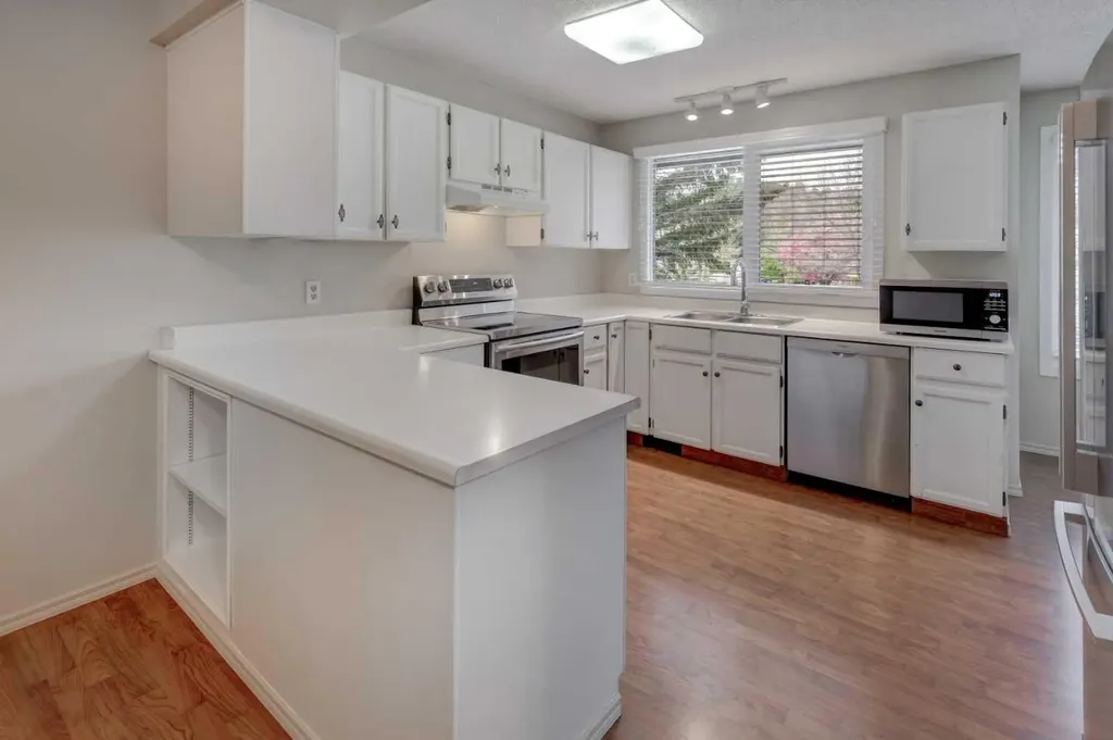 82 Point Drive NW Calgary AB T3B 5B3