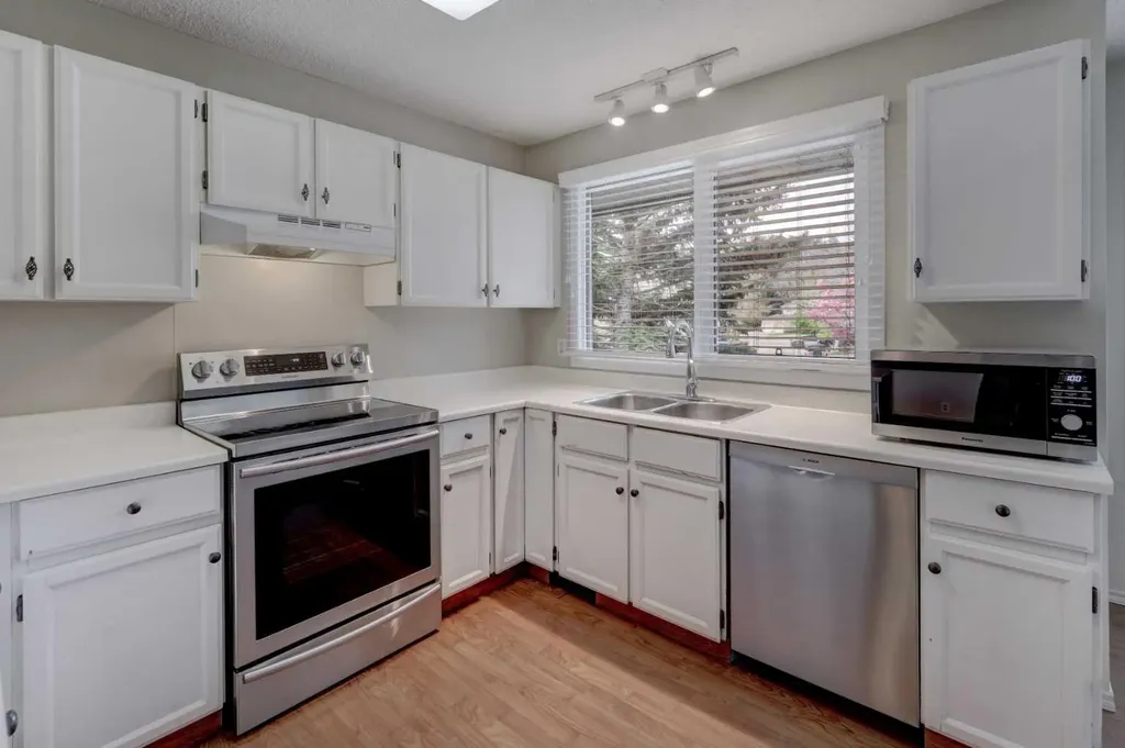 82 Point Drive NW Calgary AB T3B 5B3