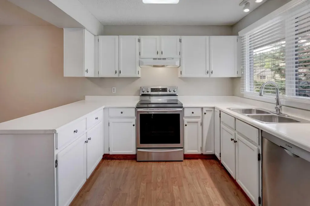 82 Point Drive NW Calgary AB T3B 5B3