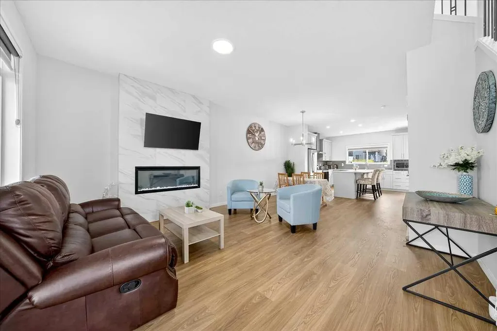 10 Lucas Close NW Calgary AB T3P1Z5