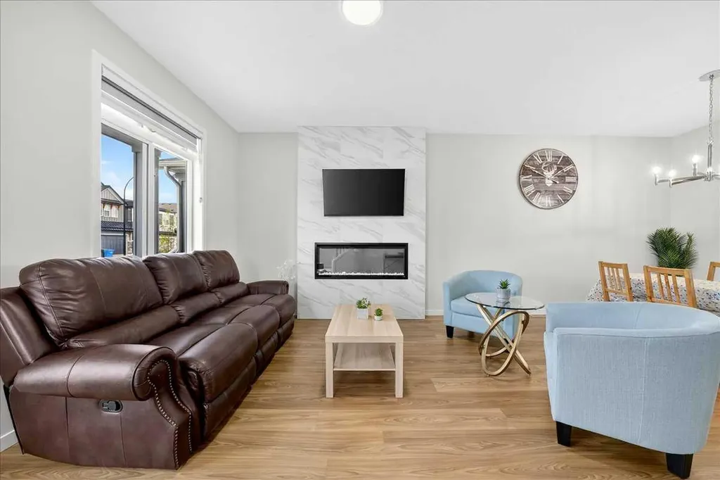10 Lucas Close NW Calgary AB T3P1Z5