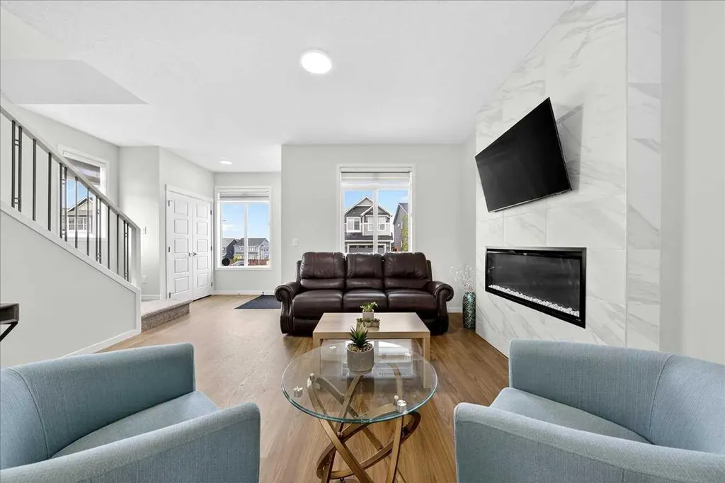 10 Lucas Close NW Calgary AB T3P1Z5