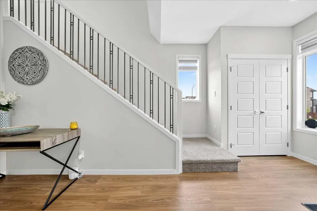 10 Lucas Close NW Calgary AB T3P1Z5