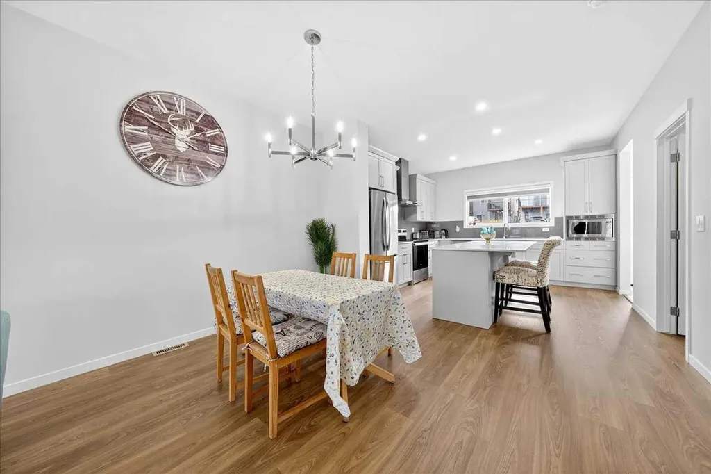 10 Lucas Close NW Calgary AB T3P1Z5