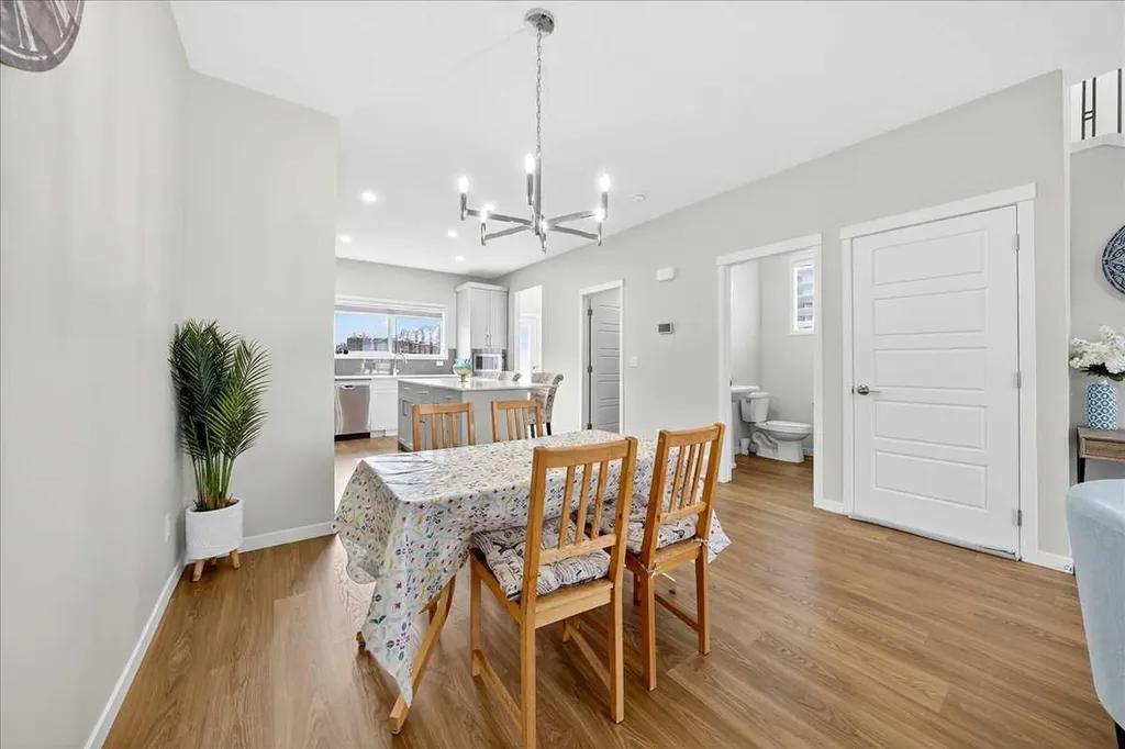 10 Lucas Close NW Calgary AB T3P1Z5