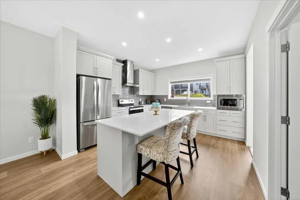 10 Lucas Close NW Calgary AB T3P1Z5