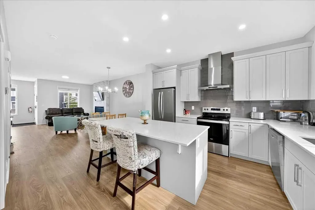 10 Lucas Close NW Calgary AB T3P1Z5