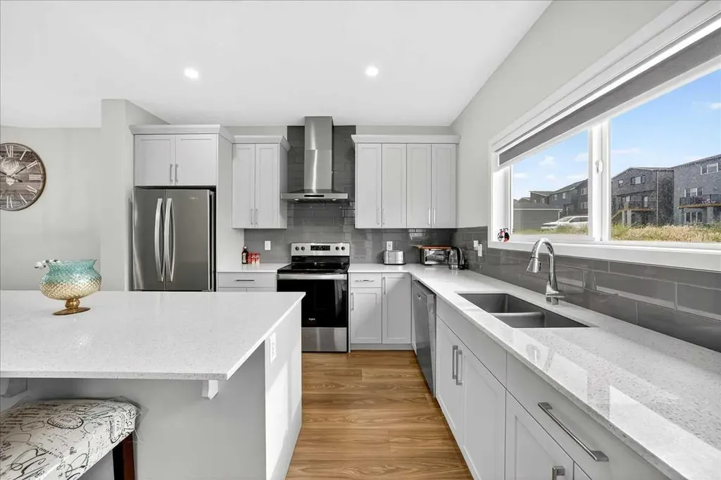 10 Lucas Close NW Calgary AB T3P1Z5