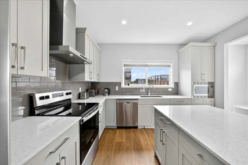 10 Lucas Close NW Calgary AB T3P1Z5