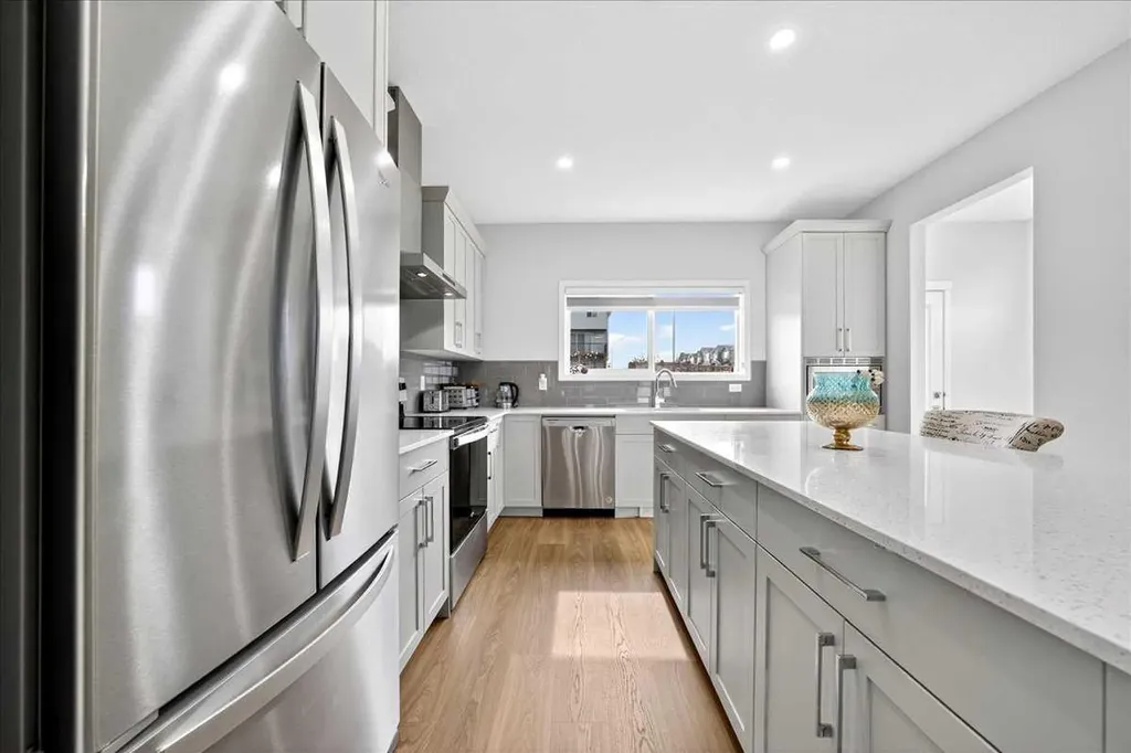 10 Lucas Close NW Calgary AB T3P1Z5
