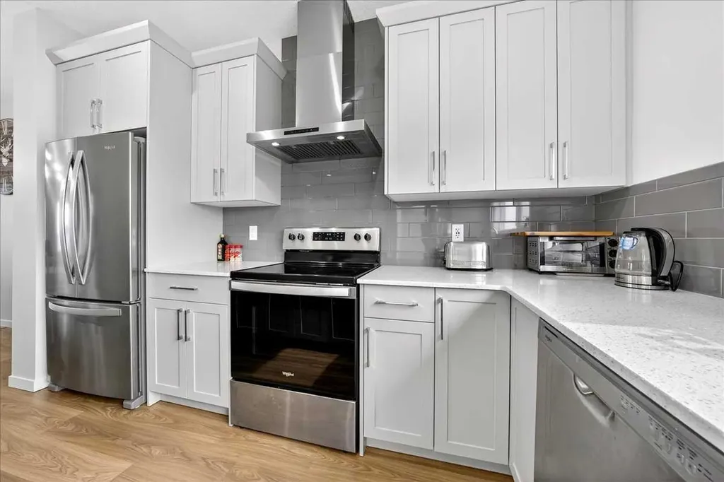 10 Lucas Close NW Calgary AB T3P1Z5