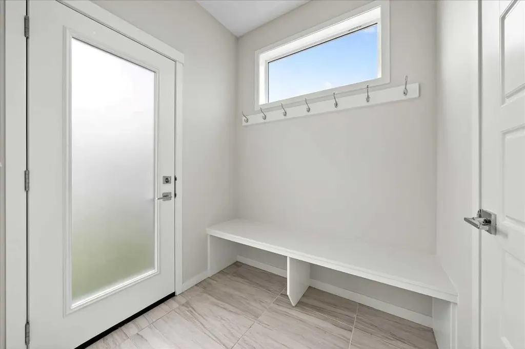 10 Lucas Close NW Calgary AB T3P1Z5