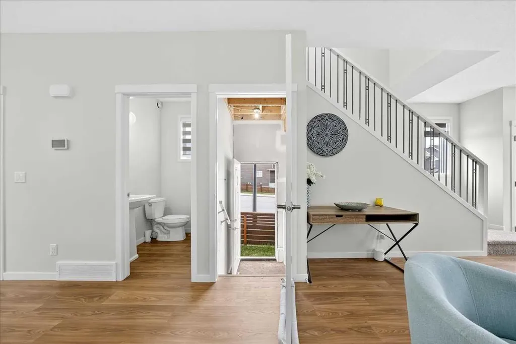 10 Lucas Close NW Calgary AB T3P1Z5