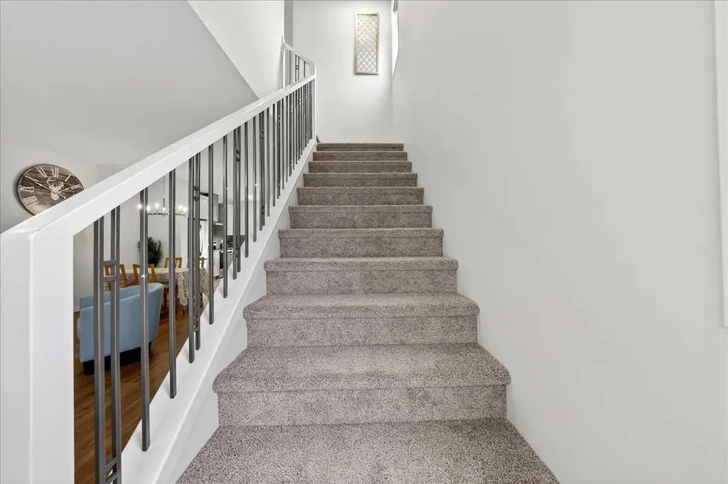 10 Lucas Close NW Calgary AB T3P1Z5