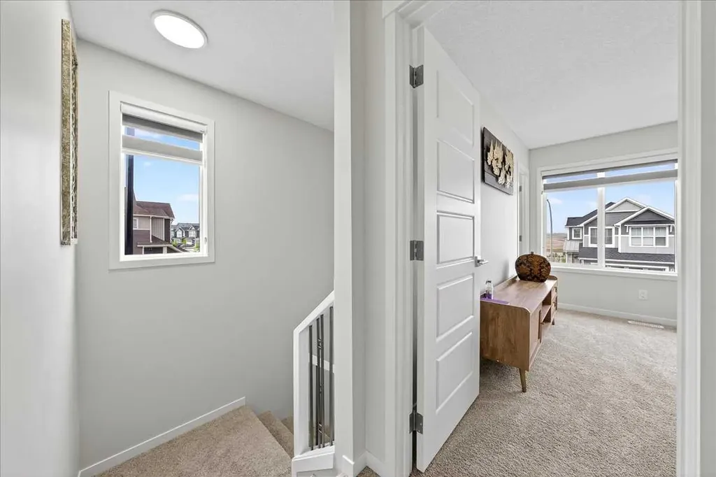 10 Lucas Close NW Calgary AB T3P1Z5